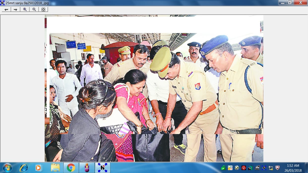 station par khoji kutte ne khulwa diye bag