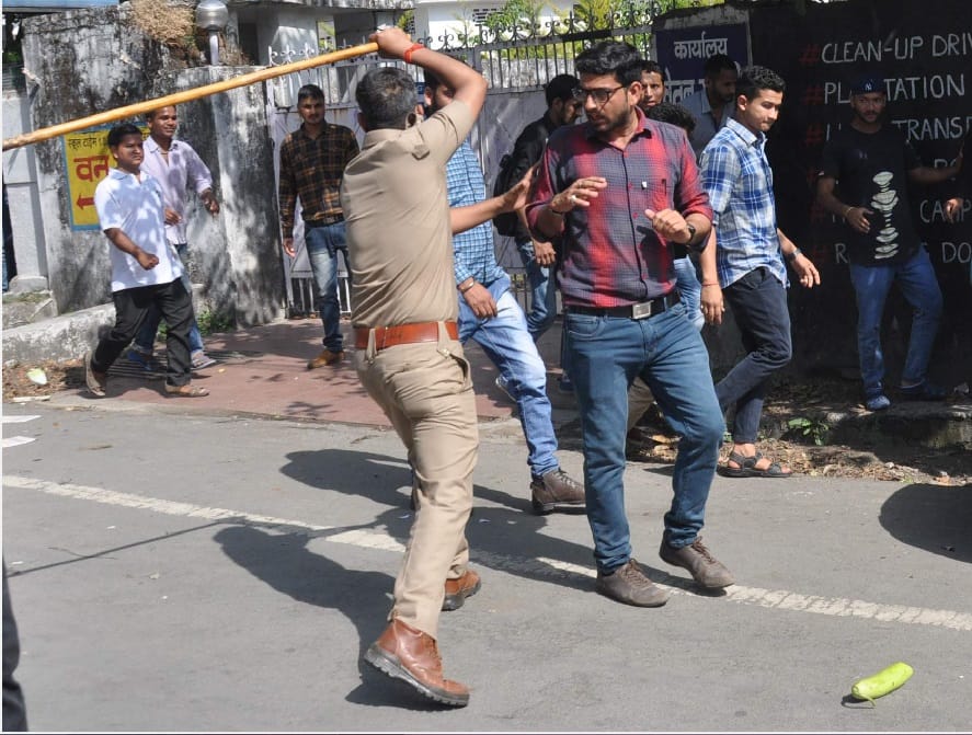 Lathicharge on unemployed youths protesters in dehradun
