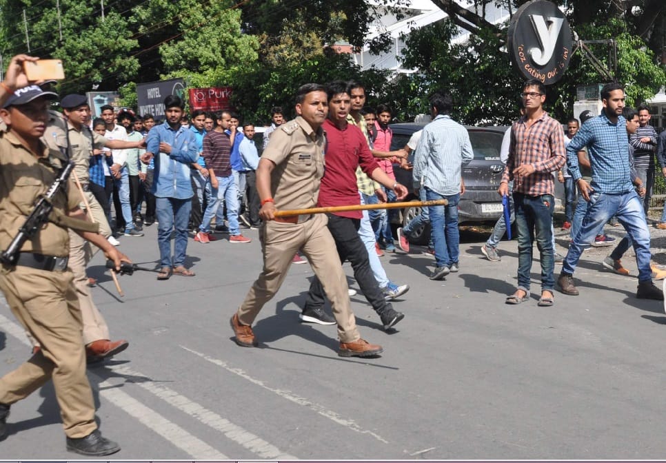 Lathicharge on unemployed youths protesters in dehradun