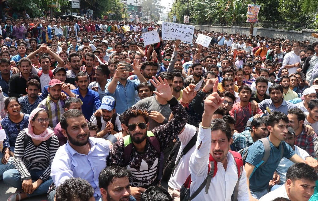 Lathicharge on unemployed youths protesters in dehradun