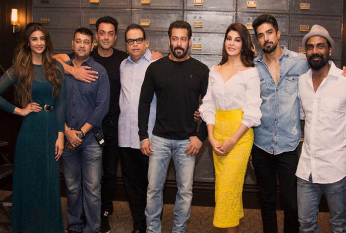 Salman Khan and jacqueline fernandez at Mumbai Airport after wrapping Race 3 shooting 