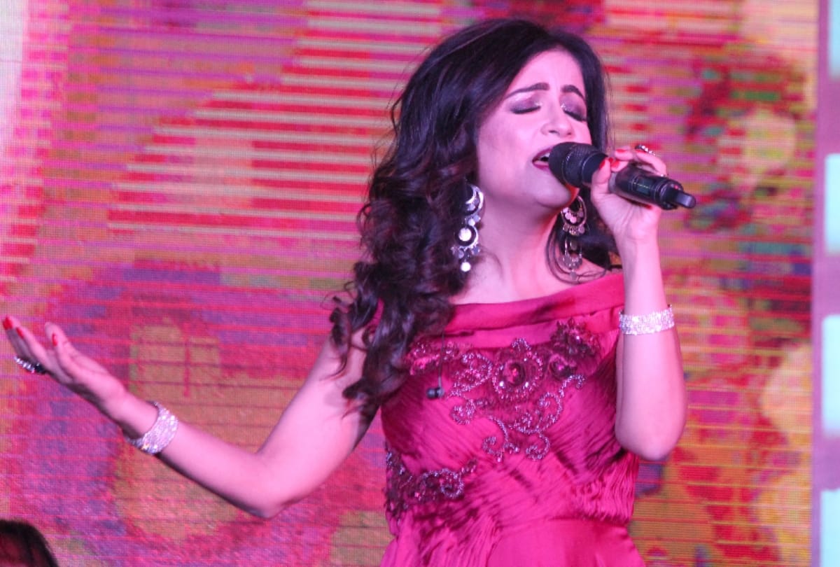 shibani kashyap performed in noida logix mall