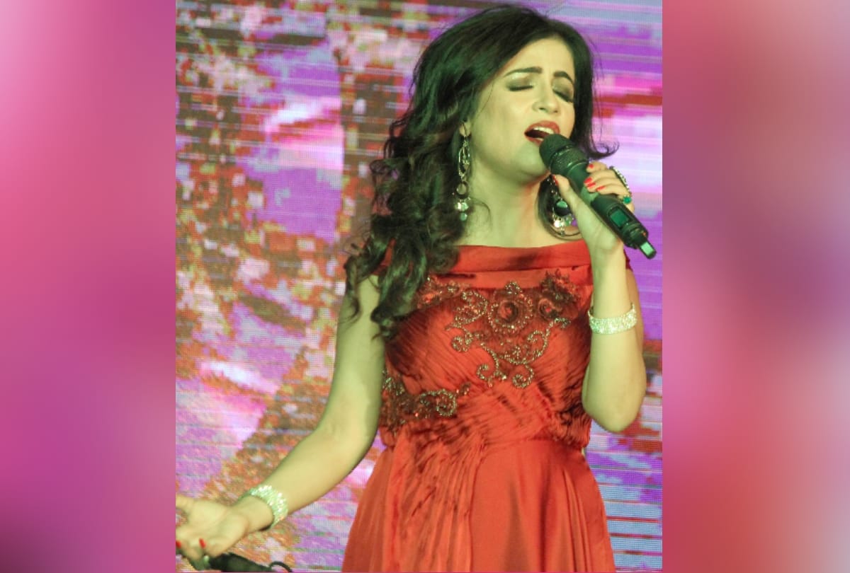 shibani kashyap performed in noida logix mall