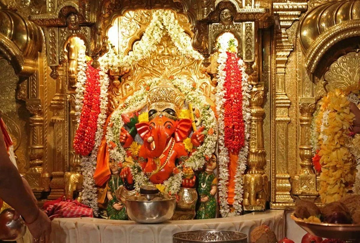 after akash shloka engegement mukesh ambani visit siddhivinayak temple with family