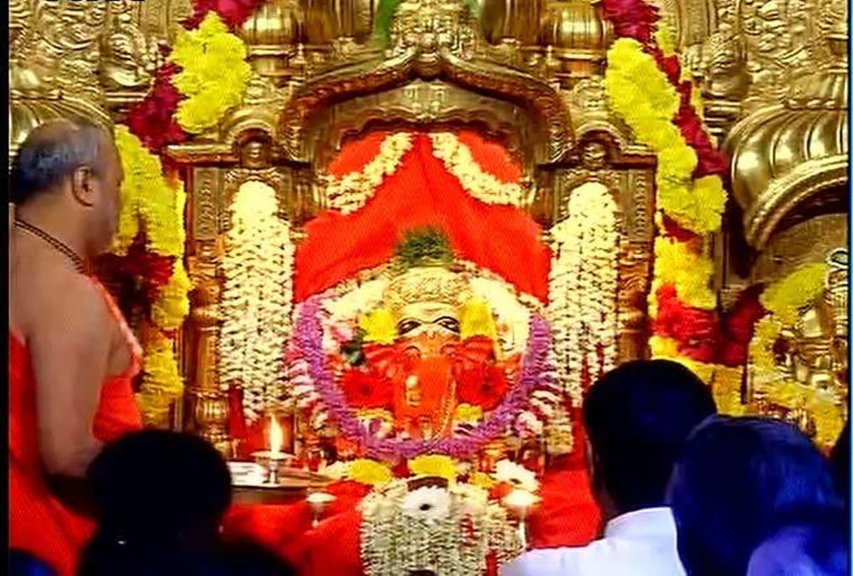 after akash shloka engegement mukesh ambani visit siddhivinayak temple with family
