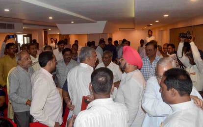 Fight in Two groups of businessman at varanasi