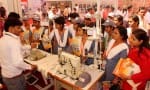 संकुल में उमड़े लोग
