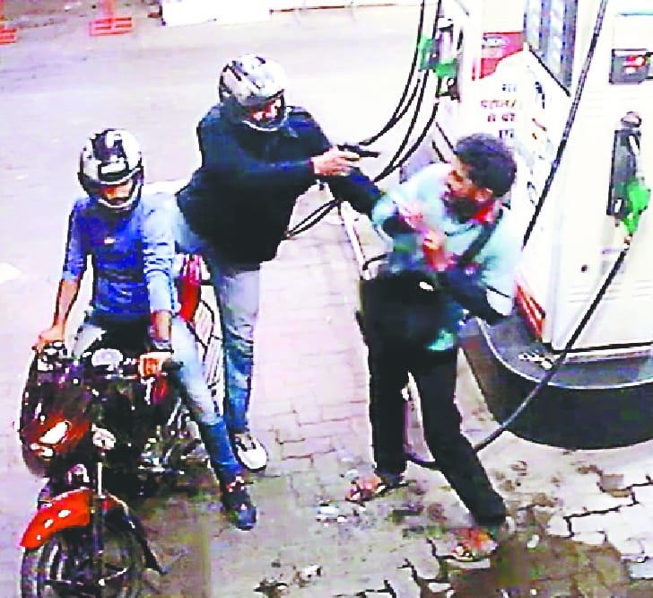 Pistol shows and robbed gasoline pumps