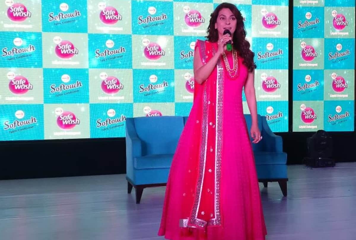 juhi chawla suffered the most frightening chemical reaction on scalp and face 