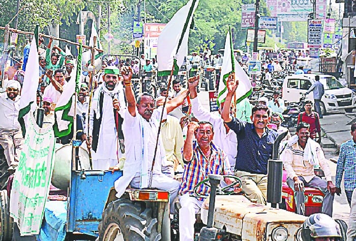  Farmers, agitated in the Collectorate with old tractor
