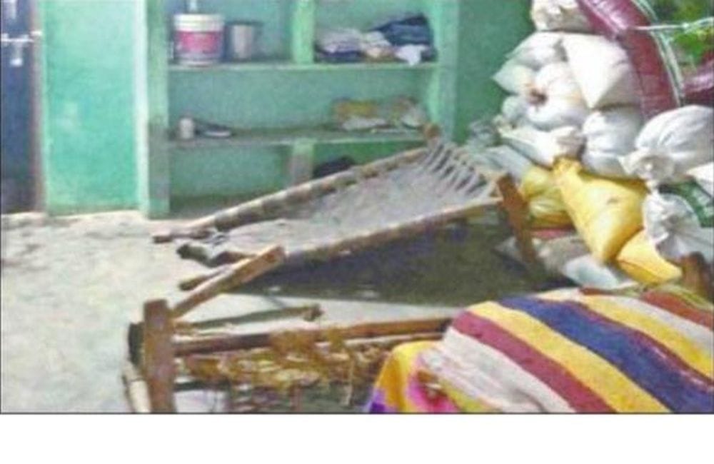 agra stone throw on police 