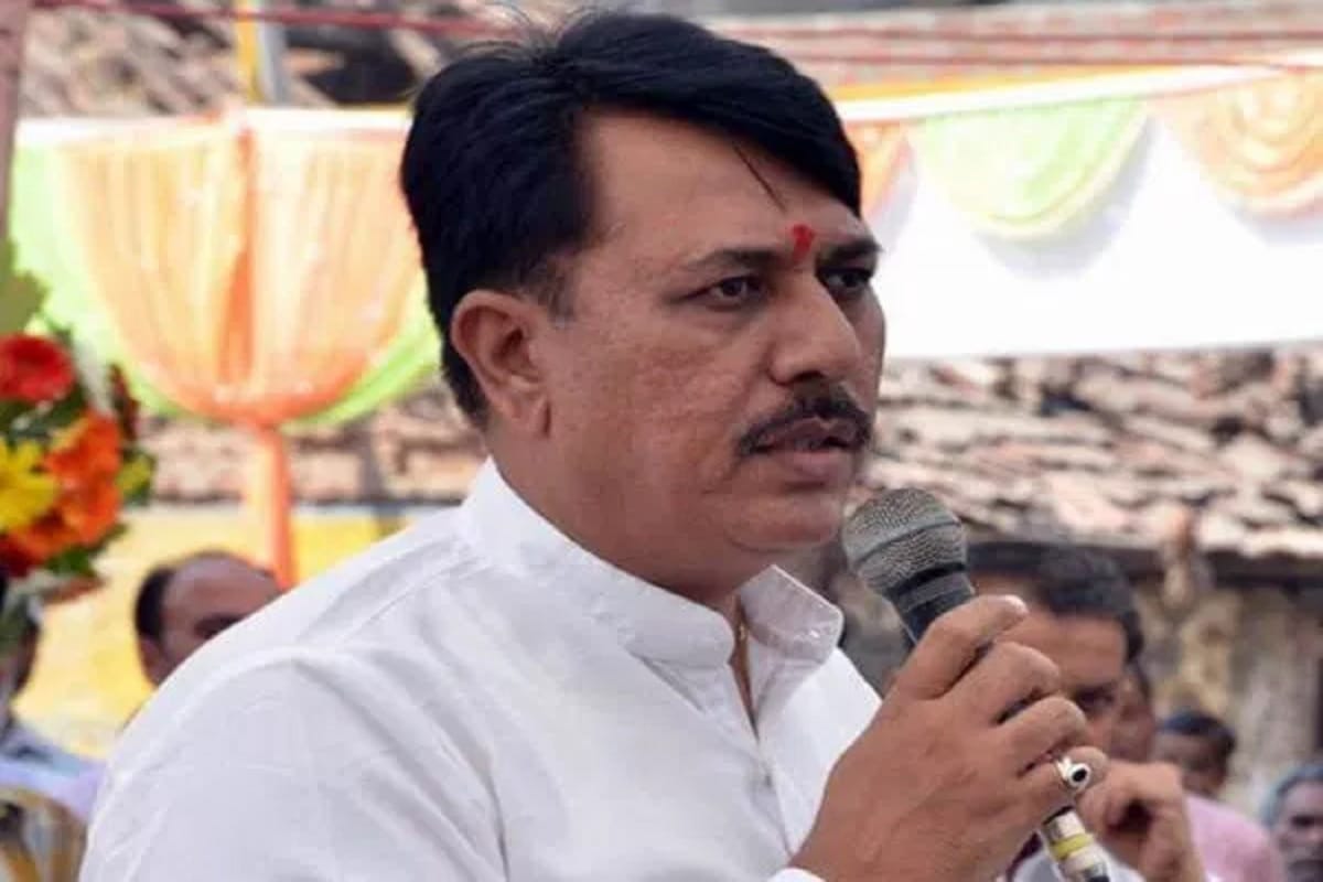 Gujarat Congress president Amit Chavda and state Congress Legislative Party leader Paresh Dhanani resign