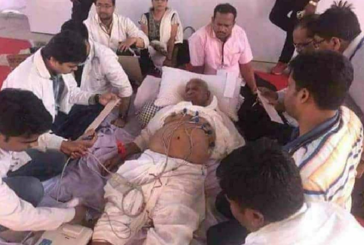 anna hazare serious doctors prescribed not to talk, looses more than 5 kg weight in six days