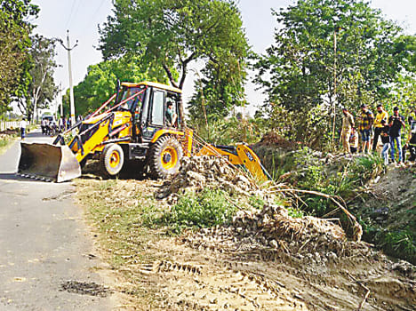 Treasure of Bank of Gujarat searched in Canal