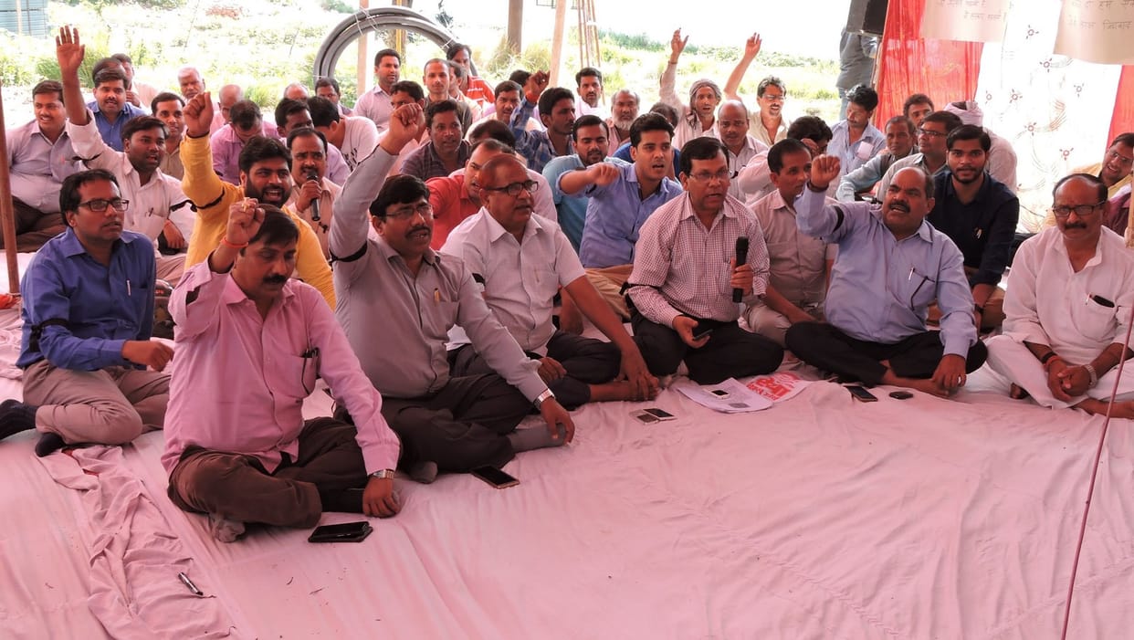 कार्यालय में ताला,धरने पर बैठे विद्युतकर्मी