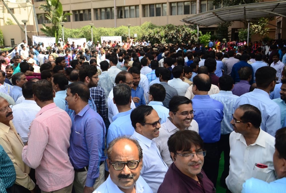 बिजली एक्ट संशोधन के विरोध में हजारों कर्मचारी