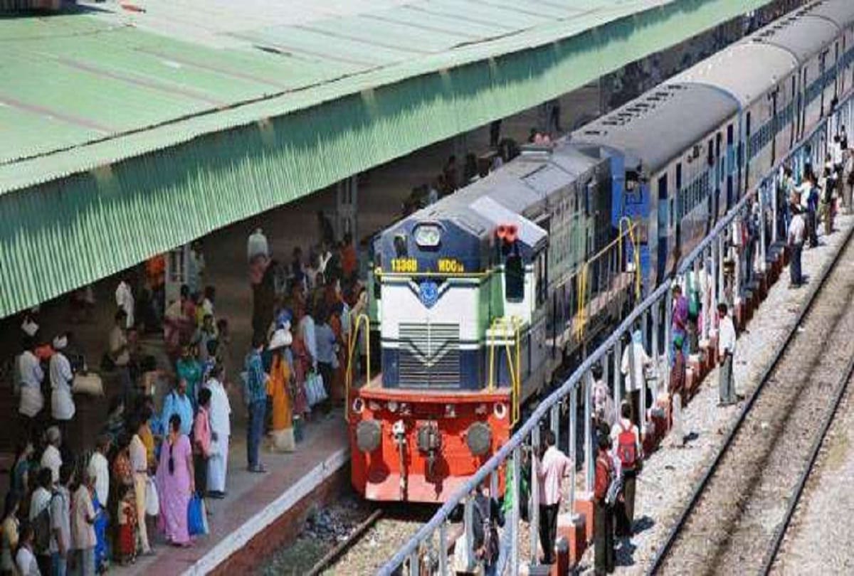 woman allegedly molested by Many young man in train at ghaziabad