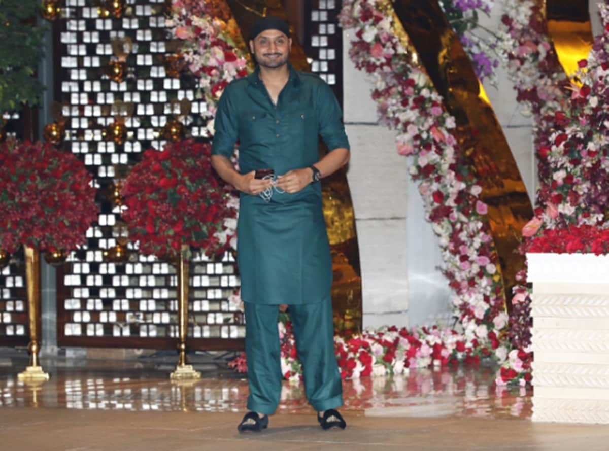 Shah Rukh Khan to Harbhajan reached at Mukesh Ambani son engagement party