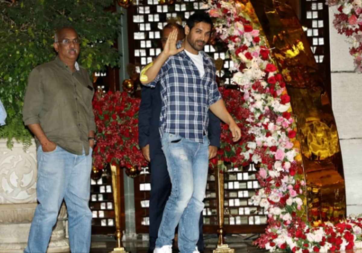Salman Khan and Jacqueline Fernandrz perform at IPL finale 