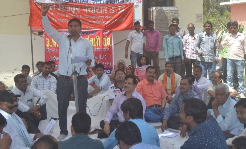 विद्युत निजीकरण के विरोध में उतरे कर्मचारी