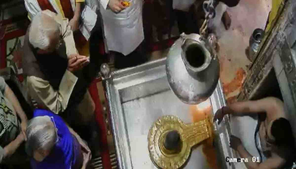 Governer ram naik worship in kashi vishwanath temple with his wife