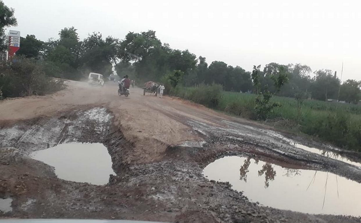 विकासनगर: हनुमद्धाम और कोतवाली रोड पर पड़े गड्ढे दे रहे लोगों को घाव