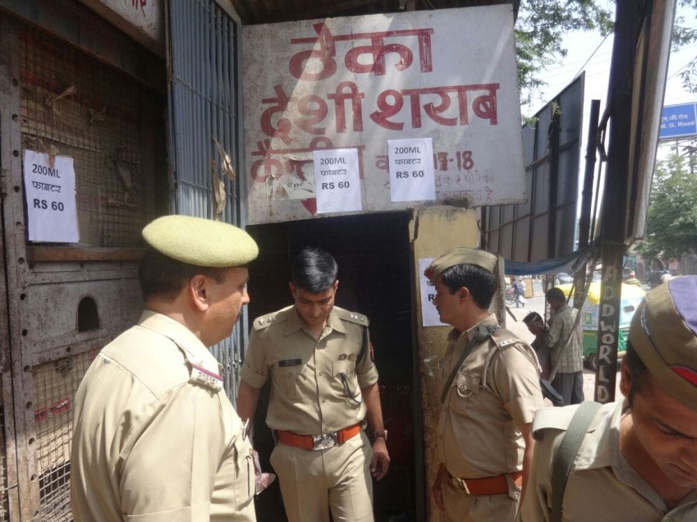 agra ssp lock at liquor shop