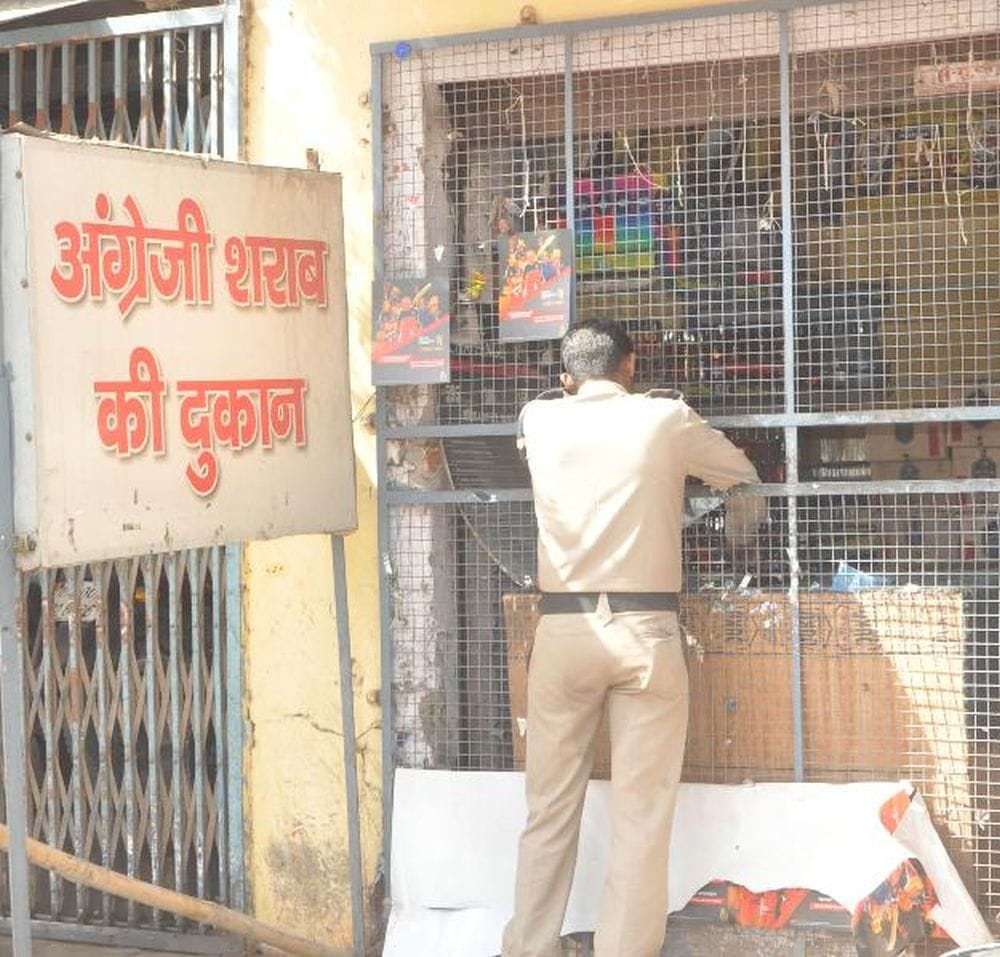 agra ssp lock at liquor shop