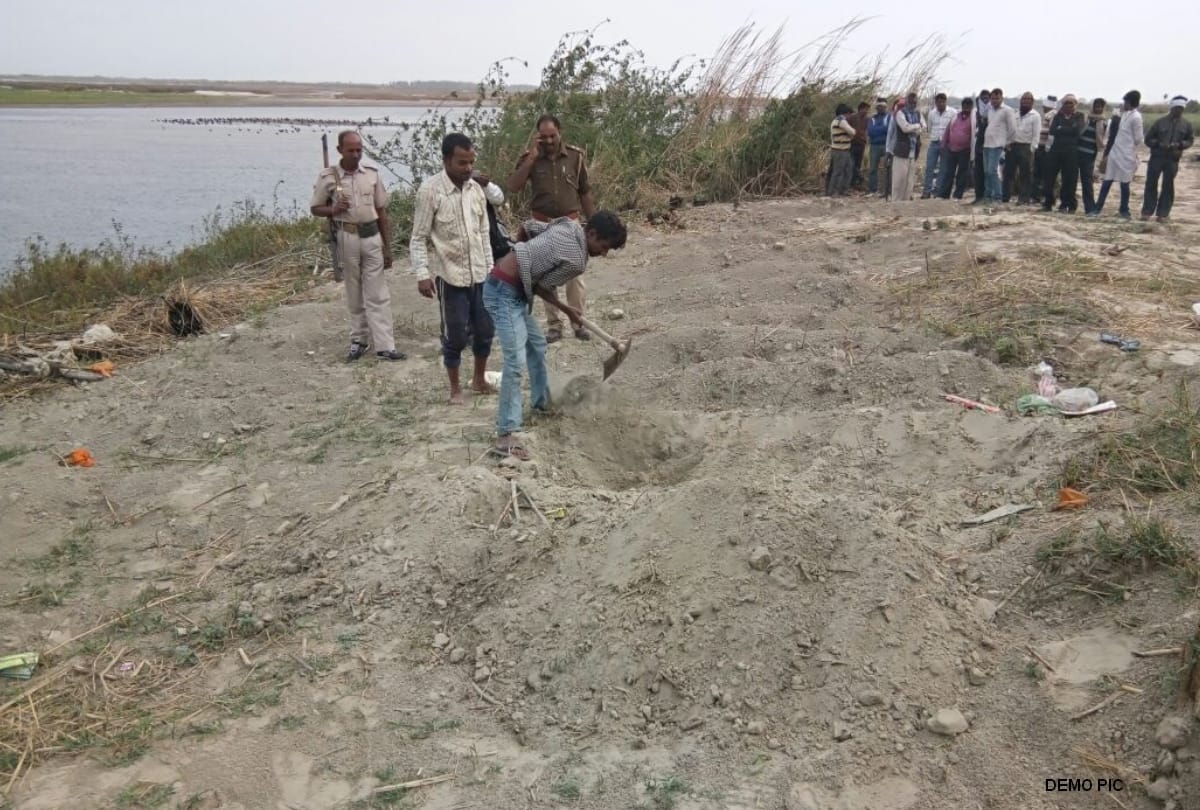 in delhi police takes out man body after 15 days of burial, wife accused of poison for extra affair