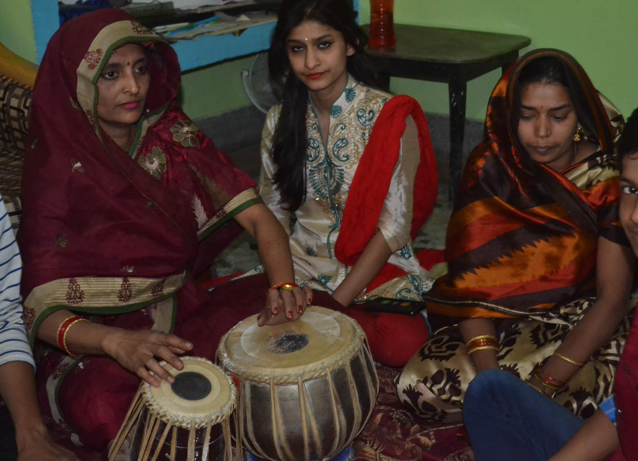 Raga begins with Bhairavi, the rhythm begins to sing Yaman relaxation.