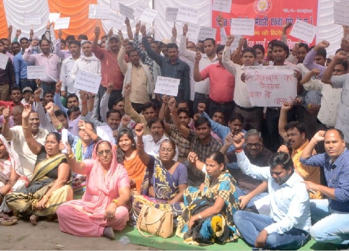 Electricity department official protests privatisation