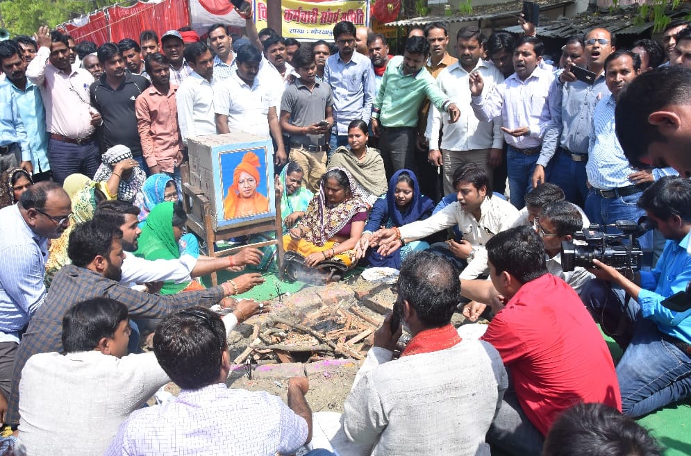 अनिश्चितकालीन हुई बिजलीकर्मियों की हड़ताल