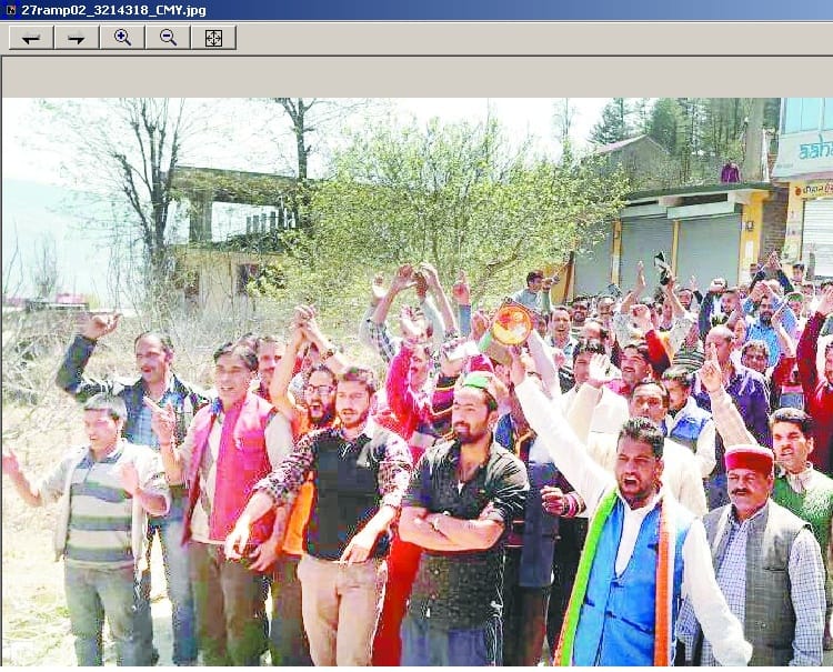 बहुतकनीकी कॉलेज के लिए सड़कों पर उतरे ग्रामीण