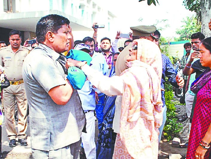 ssp office par haathaapaai