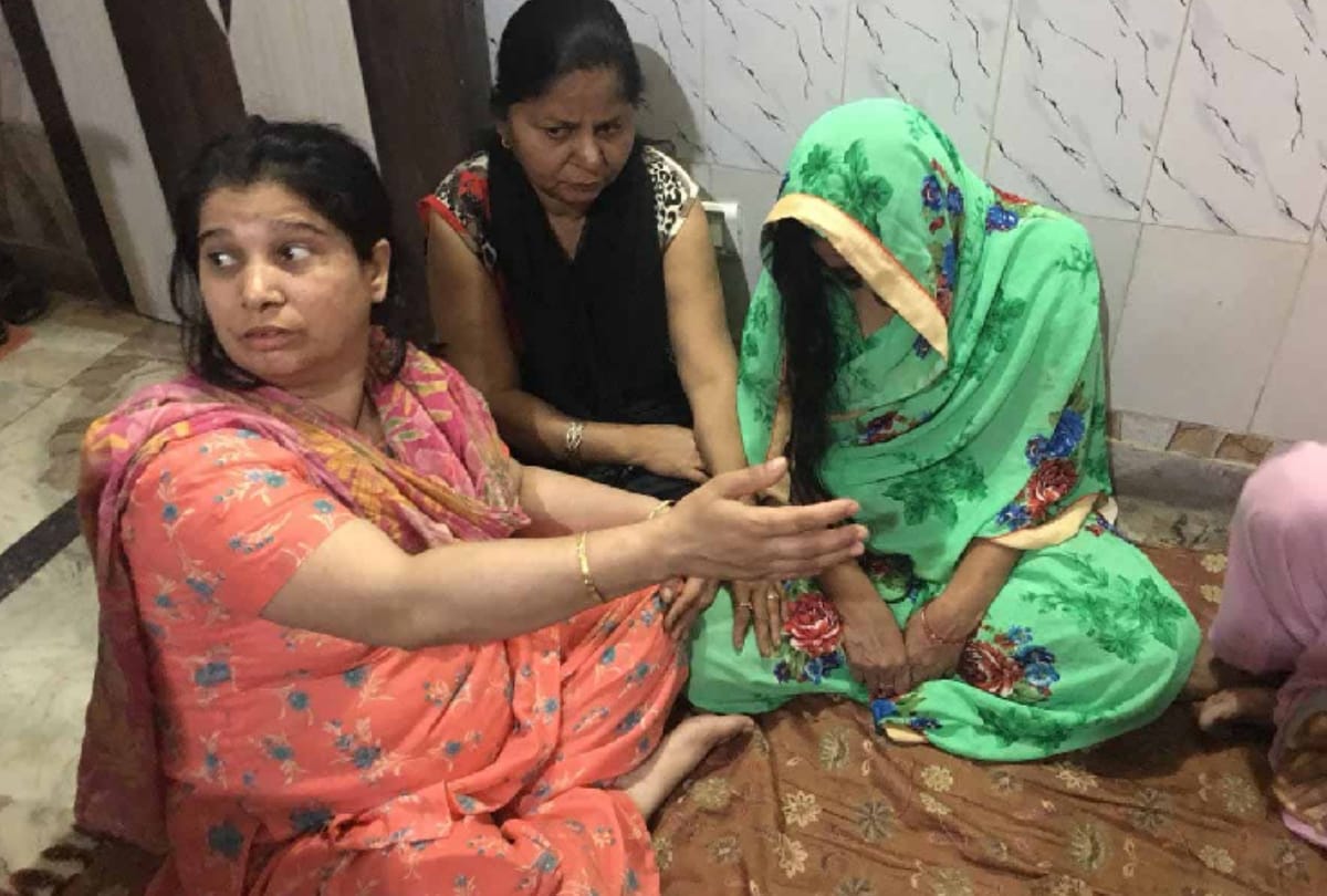 delhi businessman commits suicide with wife daughter by eating poison, neighbor suspect murder angle