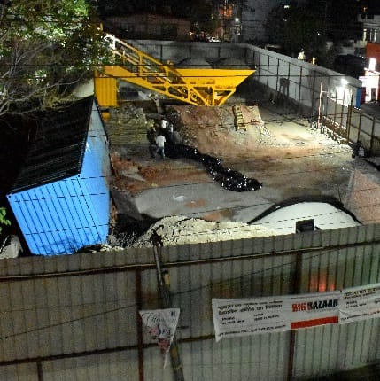 कंटेनर के नीचे दबकर तीन मजदूरों की मौत