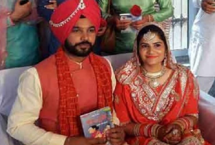 Unique Marriage, Guests Gifted Books to Bride Groom