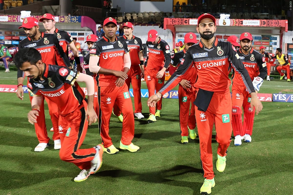 IPL 2018: Virat Kohli gifts Nitish rana cricket bat after all conflict
