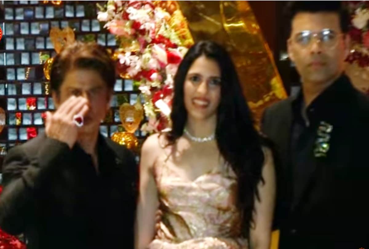 Ambani family gifts the huge heart shape ring to shahrukh khan at akash engagement party