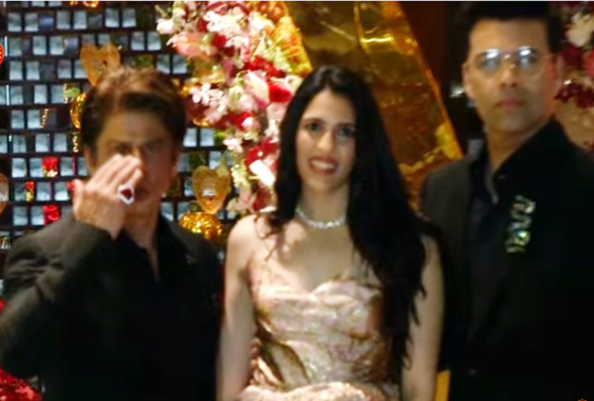 Ambani family gifts the huge heart shape ring to shahrukh khan at akash engagement party