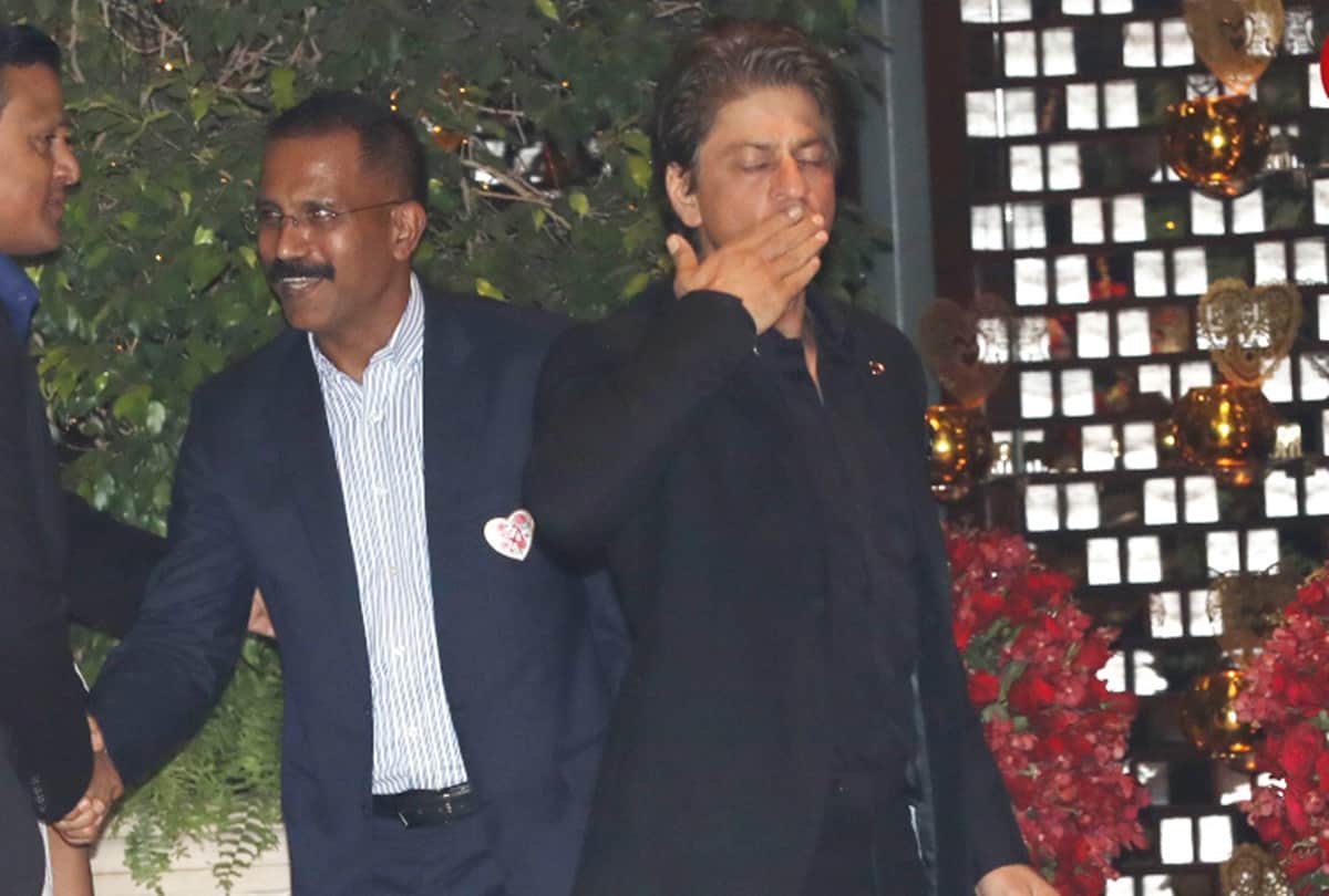Ambani family gifts the huge heart shape ring to shahrukh khan at akash engagement party