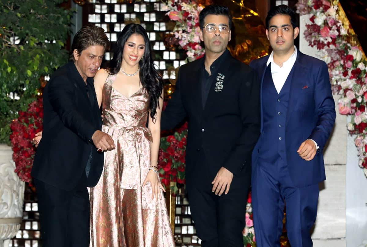Ambani family gifts the huge heart shape ring to shahrukh khan at akash engagement party
