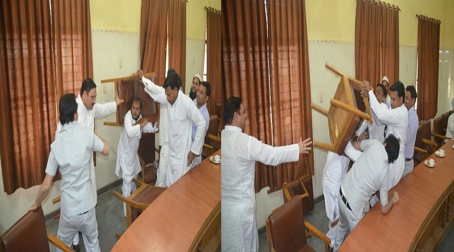 There was fight between members in board meeting of municipality