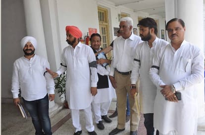 Delhi Assembly Speaker run the House  with  the black band at a protest against officers