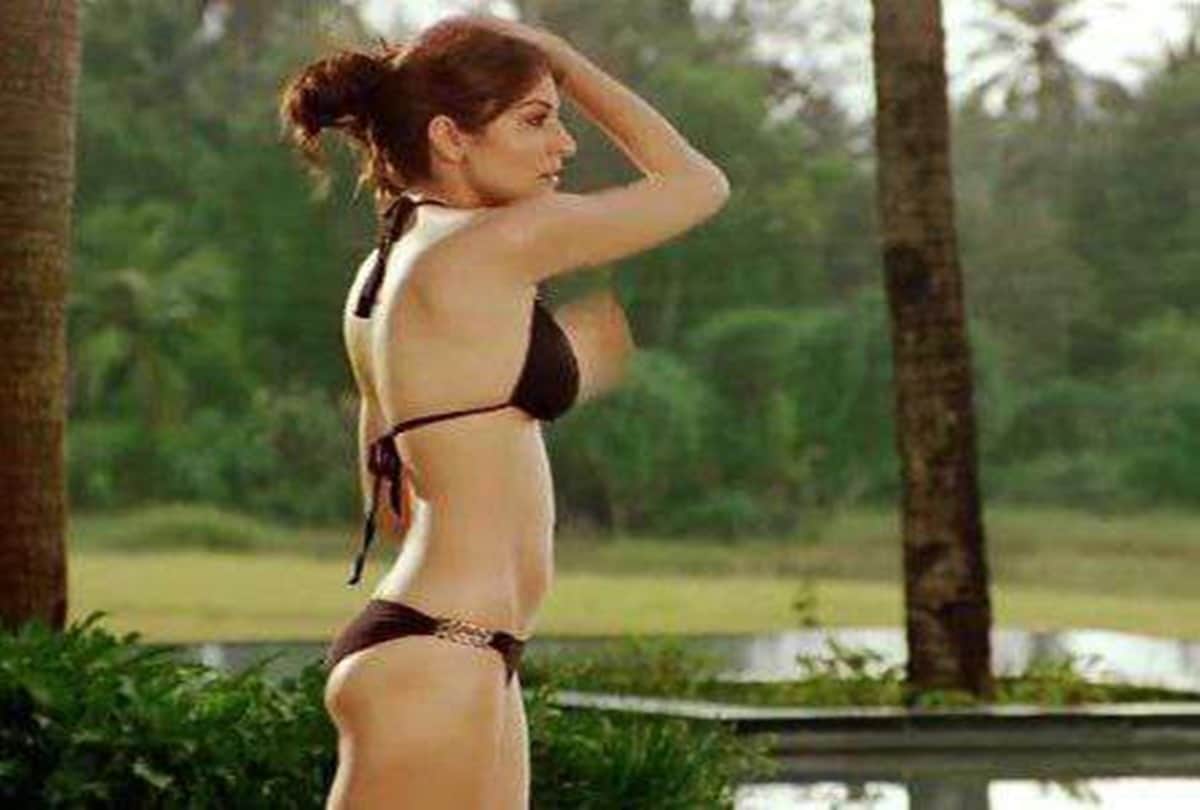 Anushka sharma bikini photos going viral on internet