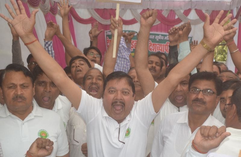 हड़ताल से कारोबार हलकान, कर्मचारी अड़े
