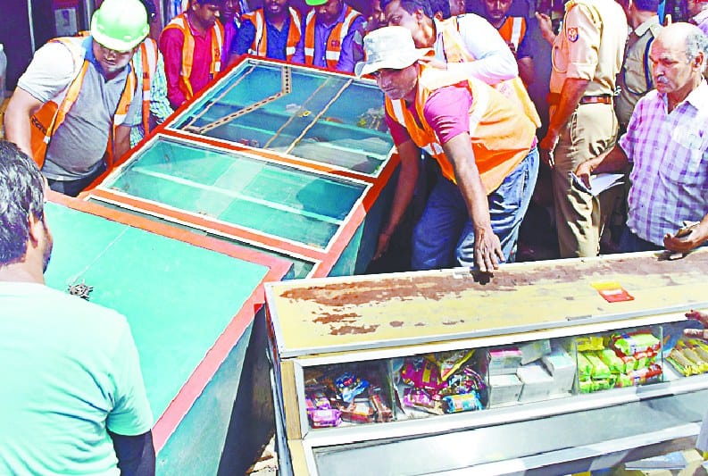 cantt me hungaame ke beech dwast kiye avaidh nirmaan