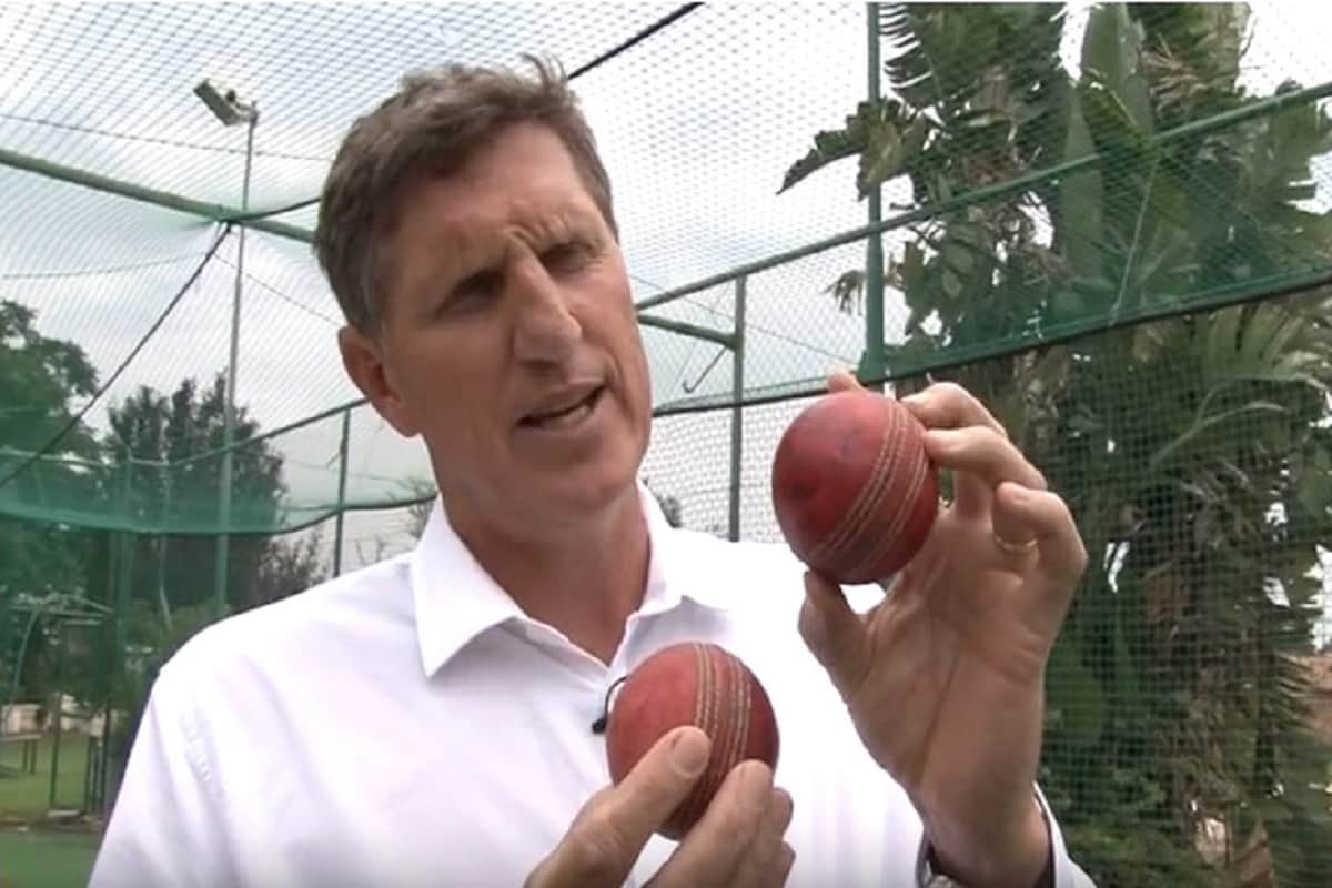 fanie de villiers expose the Australian cricket team help with cameraman