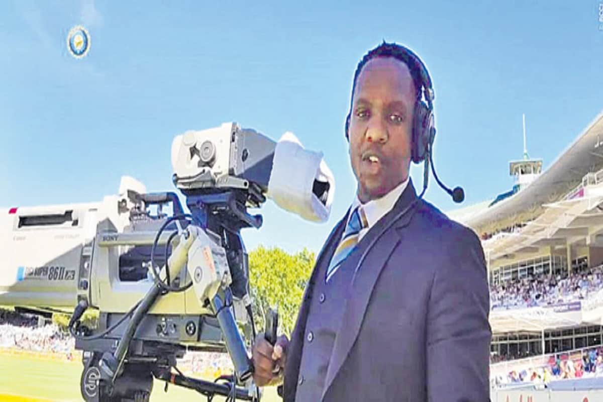 fanie de villiers expose the Australian cricket team help with cameraman