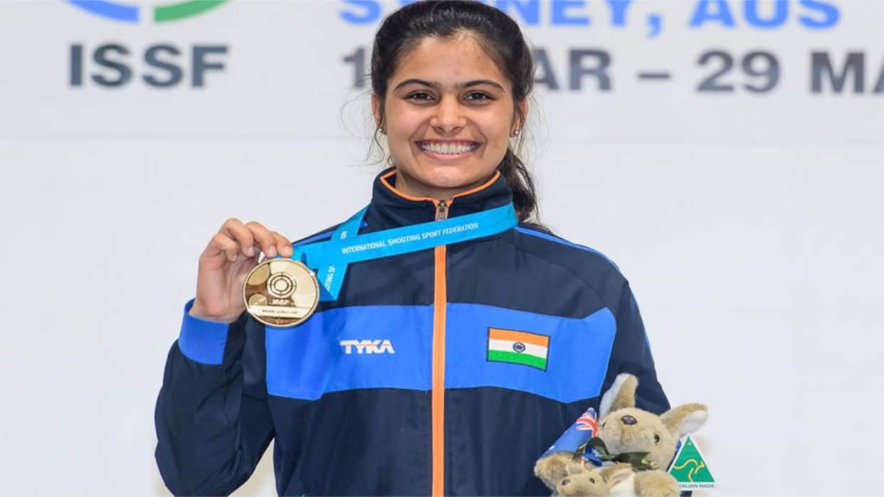 cwg gold medalist manu bhaker sit on floor in felicitation function in Haryana